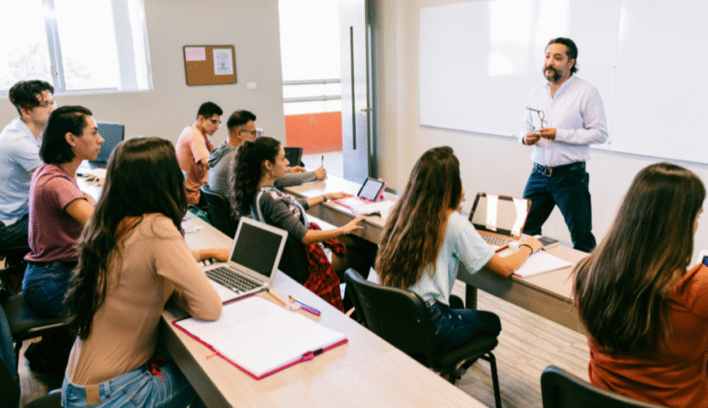 Το Υβριδικό Μοντέλο Διδασκαλίας: Η Νέα Ισορροπία στην Τριτοβάθμια Εκπαίδευση